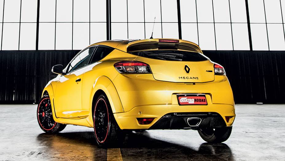 Para-choque com escapamento central e difusor | <a href="https://gutenberg.quatrorodas.abril.com.br/carros/impressoes/renault-megane-rs-cup-754473.shtml" rel="migration">Leia mais</a>