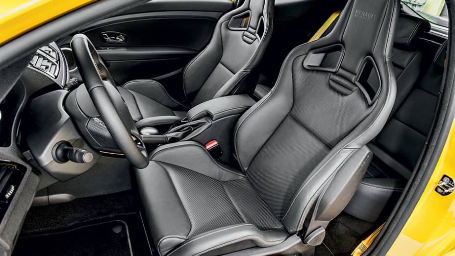 Bancos de couro, tipo concha, da marca Recaro | <a href="https://gutenberg.quatrorodas.abril.com.br/carros/impressoes/renault-megane-rs-cup-754473.shtml" rel="migration">Leia mais</a>