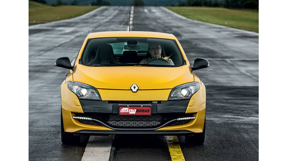 Lâmina dianteira é inspirada nos carros da F-1 | <a href="https://gutenberg.quatrorodas.abril.com.br/carros/impressoes/renault-megane-rs-cup-754473.shtml" rel="migration">Leia mais</a>