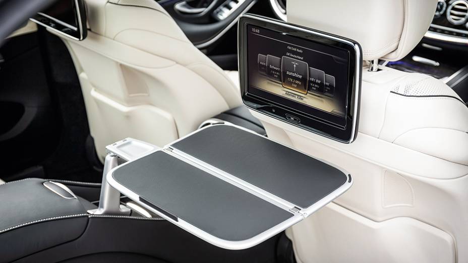 Mesa dobrável | <a href="https://gutenberg.quatrorodas.abril.com.br/carros/impressoes/mercedes-benz-s-500-754978.shtml" rel="migration">Leia mais</a>