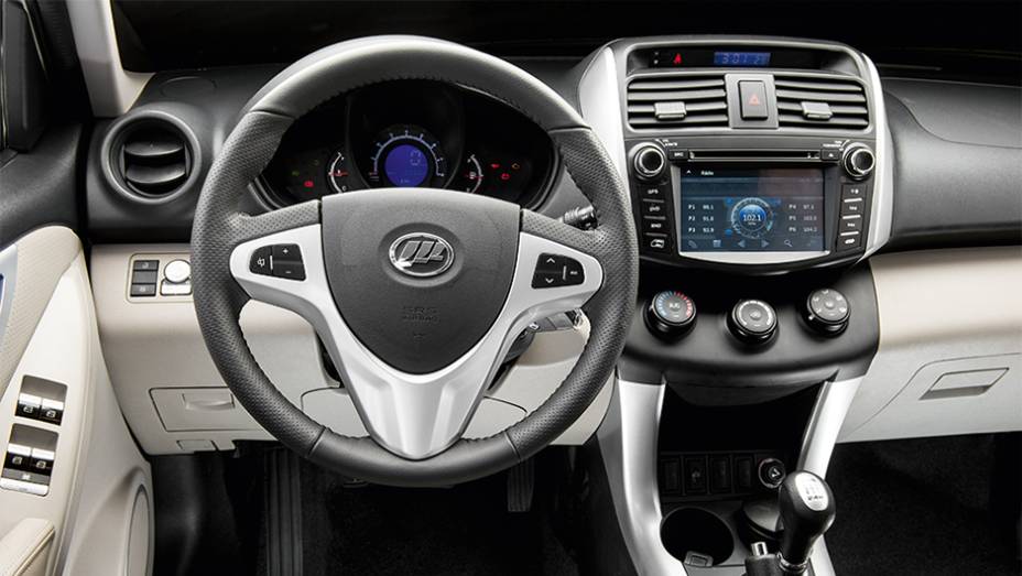 Tela touch screen exibe GPS, DVD e imagem da c&acirc;mera de r&eacute; | <a href="https://gutenberg.quatrorodas.abril.com.br/carros/comparativos/lifan-x60-x-chery-tiggo-756386.shtml" rel="migration">Leia mais</a>