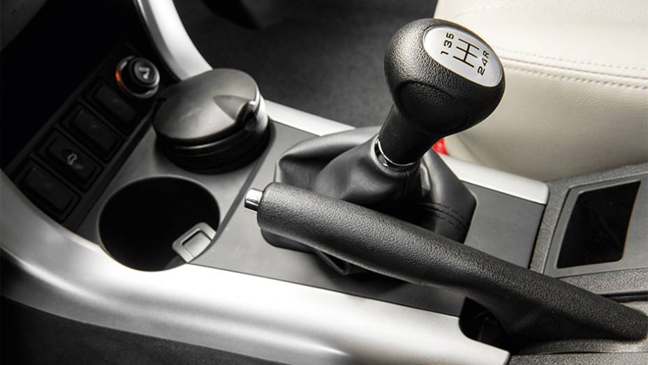 Proximidade das alavancas de freio e c&acirc;mbio atrapalha | <a href="https://gutenberg.quatrorodas.abril.com.br/carros/comparativos/lifan-x60-x-chery-tiggo-756386.shtml" rel="migration">Leia mais</a>