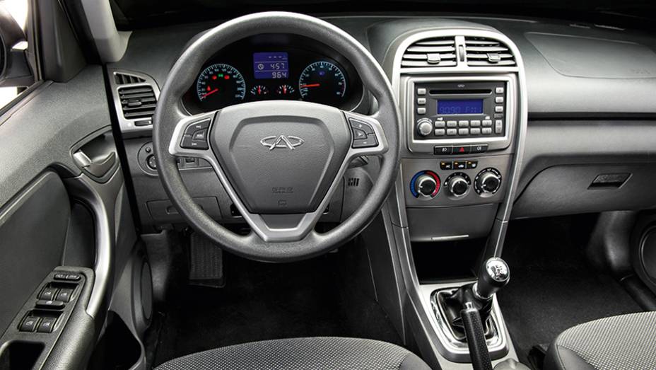 Interior &eacute; b&aacute;sico demais. O segmento j&aacute; pede mais requinte | <a href="https://gutenberg.quatrorodas.abril.com.br/carros/comparativos/lifan-x60-x-chery-tiggo-756386.shtml" rel="migration">Leia mais</a>