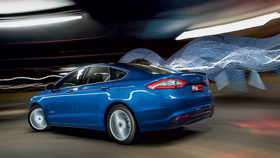 O aerofólio traseiro dá ar esportivo ao modelo | <a href="https://gutenberg.quatrorodas.abril.com.br/carros/testes/ford-fusion-hybrid-757087.shtml" rel="migration">Leia mais</a>