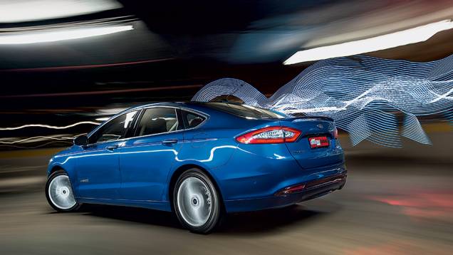 O aerofólio traseiro dá ar esportivo ao modelo | <a href="https://gutenberg.quatrorodas.abril.com.br/carros/testes/ford-fusion-hybrid-757087.shtml" rel="migration">Leia mais</a> O aerofólio traseiro dá ar esportivo ao modelo | <a href="https://gutenberg.quatrorodas.abril.com.br/carros/testes/ford-fusion-hybrid-757087.shtml" rel="migration">Leia mais</a>