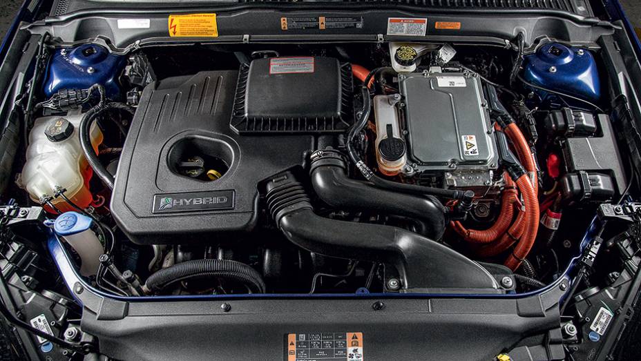 Gasolina (esq.) e el&eacute;trico (dir.) somam 190 cv de pot&ecirc;ncia | <a href="https://gutenberg.quatrorodas.abril.com.br/carros/testes/ford-fusion-hybrid-757087.shtml" rel="migration">Leia mais</a>