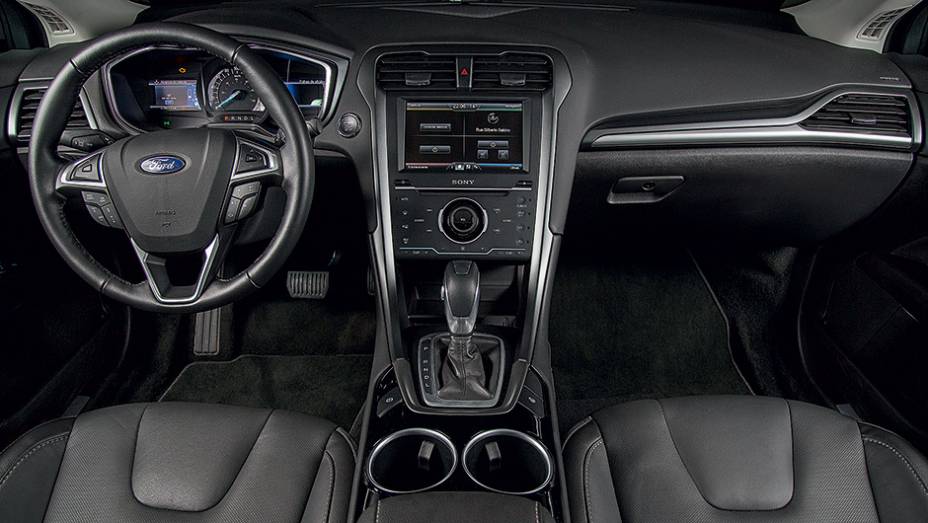 O volante &eacute; multifuncional | <a href="https://gutenberg.quatrorodas.abril.com.br/carros/testes/ford-fusion-hybrid-757087.shtml" rel="migration">Leia mais</a>