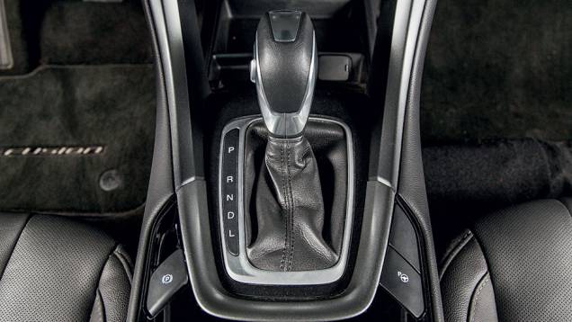 Câmbio conta com efeito de freio-motor eletrônico, para limitar a velocidade nas descidas | <a href="https://gutenberg.quatrorodas.abril.com.br/carros/testes/ford-fusion-hybrid-757087.shtml" rel="migration">Leia mais</a> Câmbio conta com efeito de freio-motor eletrônico, para limitar a velocidade nas descidas | <a href="https://gutenberg.quatrorodas.abril.com.br/carros/testes/ford-fusion-hybrid-757087.shtml" rel="migration">Leia mais</a>