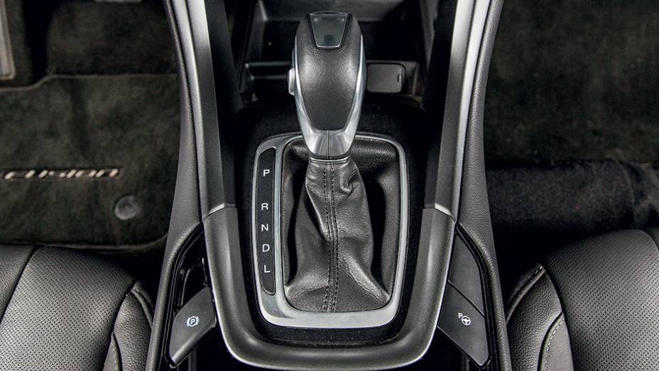 C&acirc;mbio conta com efeito de freio-motor eletr&ocirc;nico, para limitar a velocidade nas descidas | <a href="https://gutenberg.quatrorodas.abril.com.br/carros/testes/ford-fusion-hybrid-757087.shtml" rel="migration">Leia mais</a>