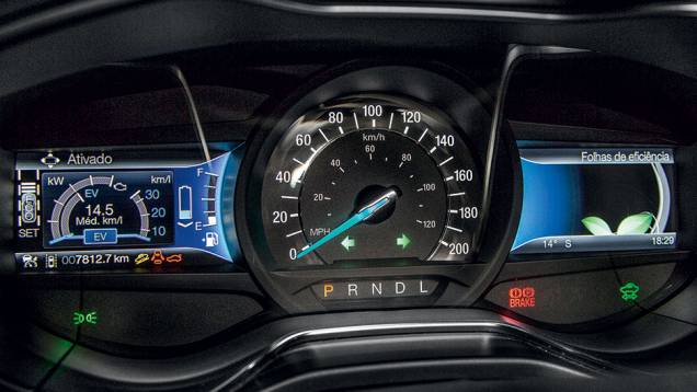Motorista configura informações que vão nos visores laterais | <a href="https://gutenberg.quatrorodas.abril.com.br/carros/testes/ford-fusion-hybrid-757087.shtml" rel="migration">Leia mais</a> Motorista configura informações que vão nos visores laterais | <a href="https://gutenberg.quatrorodas.abril.com.br/carros/testes/ford-fusion-hybrid-757087.shtml" rel="migration">Leia mais</a>