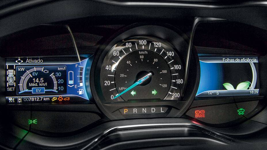 Motorista configura informa&ccedil;&otilde;es que v&atilde;o nos visores laterais | <a href="https://gutenberg.quatrorodas.abril.com.br/carros/testes/ford-fusion-hybrid-757087.shtml" rel="migration">Leia mais</a>