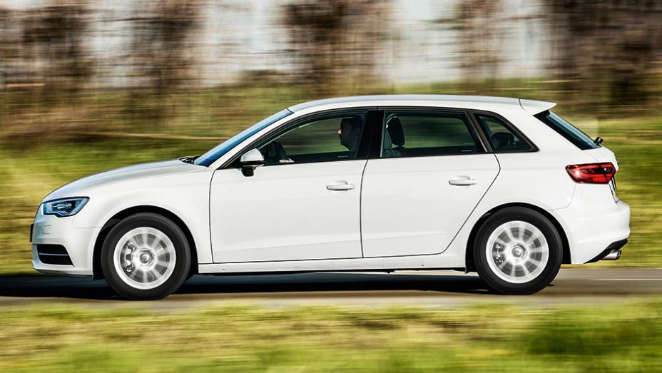 Traseira do A3 tem vidro da tampa traseira inclinado | <a href="https://gutenberg.quatrorodas.abril.com.br/carros/comparativos/audi-a3-x-vw-golf-757579.shtml" rel="migration">Leia mais</a>