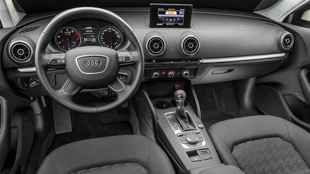 Tela retrátil e seletor giratório de funções no console | <a href="https://gutenberg.quatrorodas.abril.com.br/carros/comparativos/audi-a3-x-vw-golf-757579.shtml" rel="migration">Leia mais</a> Tela retrátil e seletor giratório de funções no console | <a href="https://gutenberg.quatrorodas.abril.com.br/carros/comparativos/audi-a3-x-vw-golf-757579.shtml" rel="migration">Leia mais</a>
