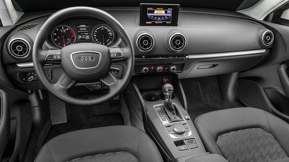 Tela retr&aacute;til e seletor girat&oacute;rio de fun&ccedil;&otilde;es no console | <a href="https://gutenberg.quatrorodas.abril.com.br/carros/comparativos/audi-a3-x-vw-golf-757579.shtml" rel="migration">Leia mais</a>