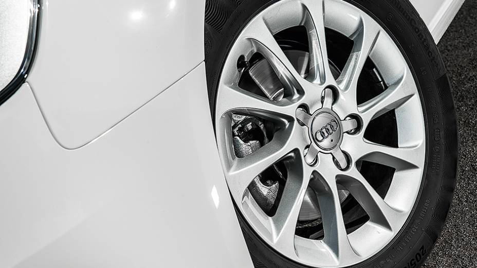 Rodas aro 16 com pneus de perfil alto d&atilde;o conforto ao A3 | <a href="https://gutenberg.quatrorodas.abril.com.br/carros/comparativos/audi-a3-x-vw-golf-757579.shtml" rel="migration">Leia mais</a>