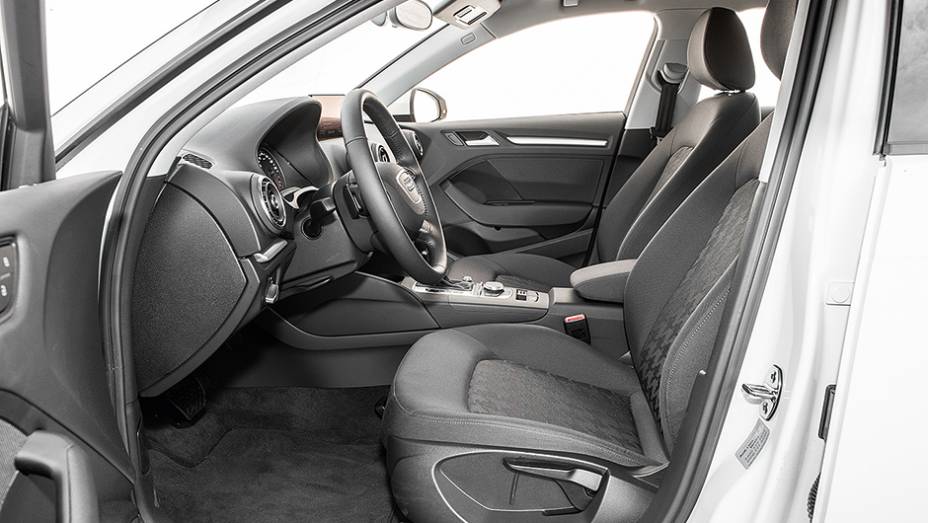 Banco do piloto s&oacute; ajusta manualmente | <a href="https://gutenberg.quatrorodas.abril.com.br/carros/comparativos/audi-a3-x-vw-golf-757579.shtml" rel="migration">Leia mais</a>