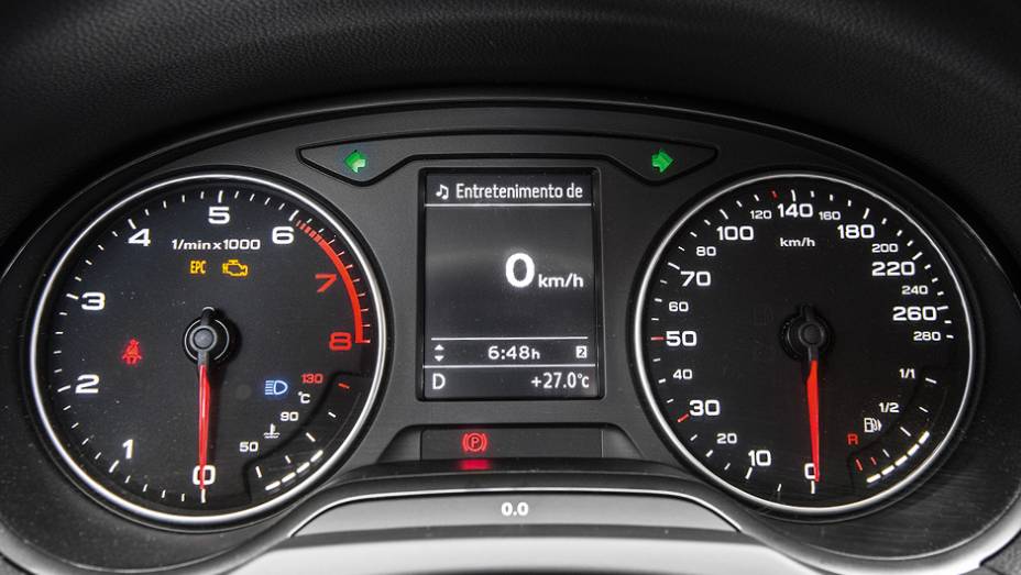 Painel tem layout cl&aacute;ssico | <a href="https://gutenberg.quatrorodas.abril.com.br/carros/comparativos/audi-a3-x-vw-golf-757579.shtml" rel="migration">Leia mais</a>