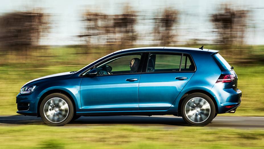 De lado, os para-lamas do VW se destacam ainda mais | <a href="https://gutenberg.quatrorodas.abril.com.br/carros/comparativos/audi-a3-x-vw-golf-757579.shtml" rel="migration">Leia mais</a>