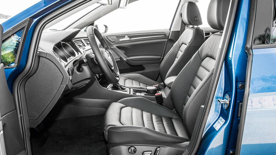 Banco el&eacute;trico, couro e rodas aro 17 s&atilde;o opcionais | <a href="https://gutenberg.quatrorodas.abril.com.br/carros/comparativos/audi-a3-x-vw-golf-757579.shtml" rel="migration">Leia mais</a>