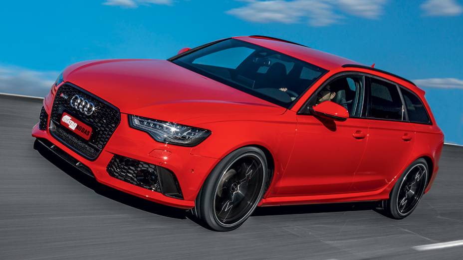 Kit aerodin&acirc;mico e rodas gigantes identificam a vers&atilde;o nervosa | <a href="https://gutenberg.quatrorodas.abril.com.br/carros/testes/audi-rs-6-avant-759563.shtml" rel="migration">Leia mais</a>