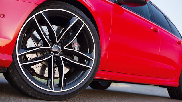 Disco ventilado e perfurado na roda aro 21 | <a href="https://gutenberg.quatrorodas.abril.com.br/carros/testes/audi-rs-6-avant-759563.shtml" rel="migration">Leia mais</a> Disco ventilado e perfurado na roda aro 21 | <a href="https://gutenberg.quatrorodas.abril.com.br/carros/testes/audi-rs-6-avant-759563.shtml" rel="migration">Leia mais</a>