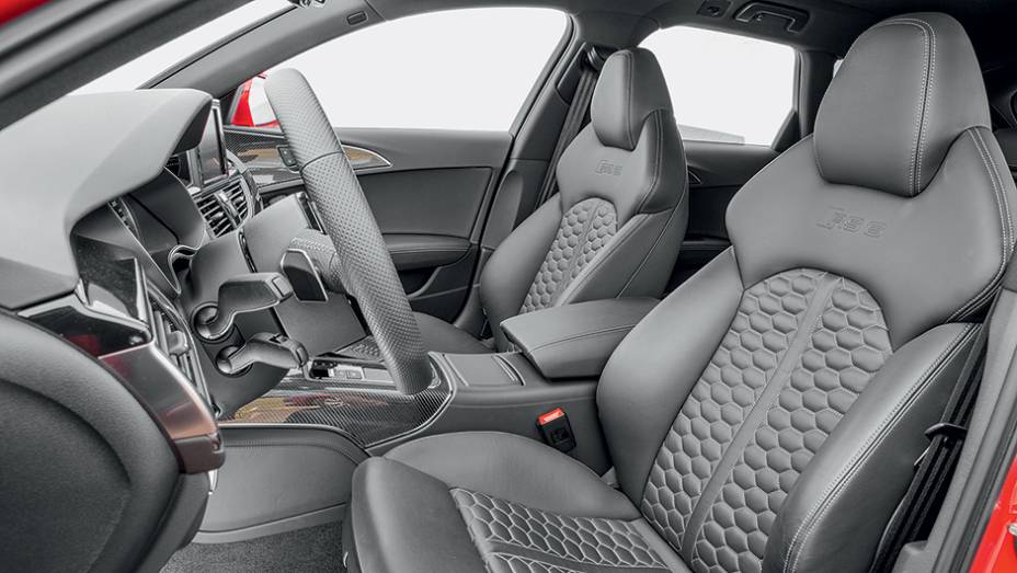 Apesar de concha, banco &eacute; muito confort&aacute;vel | <a href="https://gutenberg.quatrorodas.abril.com.br/carros/testes/audi-rs-6-avant-759563.shtml" rel="migration">Leia mais</a>