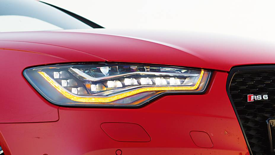 Bloco &oacute;ptico feito integralmente de led | <a href="https://gutenberg.quatrorodas.abril.com.br/carros/testes/audi-rs-6-avant-759563.shtml" rel="migration">Leia mais</a>