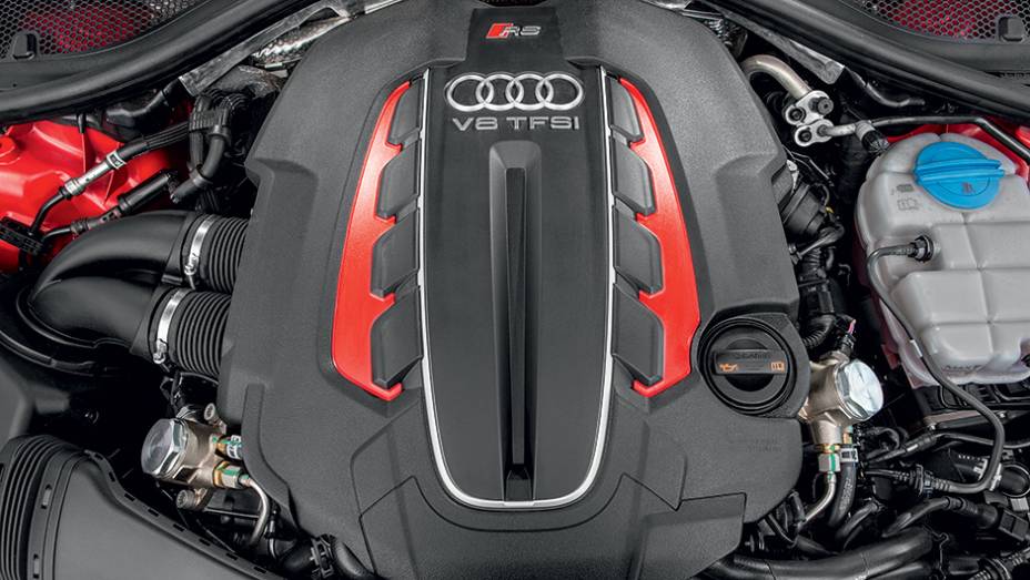 V8 4.0: pot&ecirc;ncia espec&iacute;fica de 140 cv/litro | <a href="https://gutenberg.quatrorodas.abril.com.br/carros/testes/audi-rs-6-avant-759563.shtml" rel="migration">Leia mais</a>