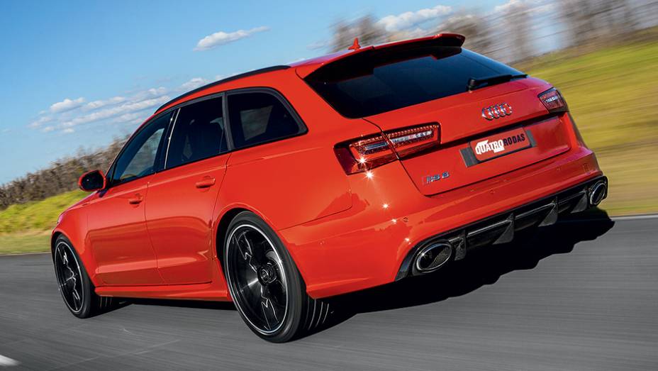 Carroceria SW tem aerofólio e extrator de ar na traseira | <a href="https://gutenberg.quatrorodas.abril.com.br/carros/testes/audi-rs-6-avant-759563.shtml" rel="migration">Leia mais</a> Carroceria SW tem aerofólio e extrator de ar na traseira | <a href="https://gutenberg.quatrorodas.abril.com.br/carros/testes/audi-rs-6-avant-759563.shtml" rel="migration">Leia mais</a>