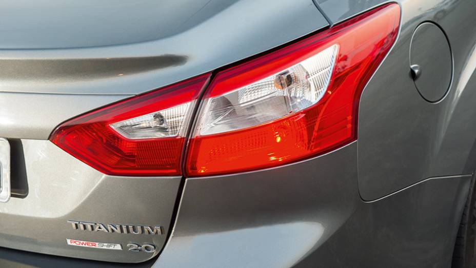 Lanterna rouba a cena na extremidade da carroceria | <a href="https://gutenberg.quatrorodas.abril.com.br/carros/testes/ford-focus-sedan-759561.shtml" rel="migration">Leia mais</a>