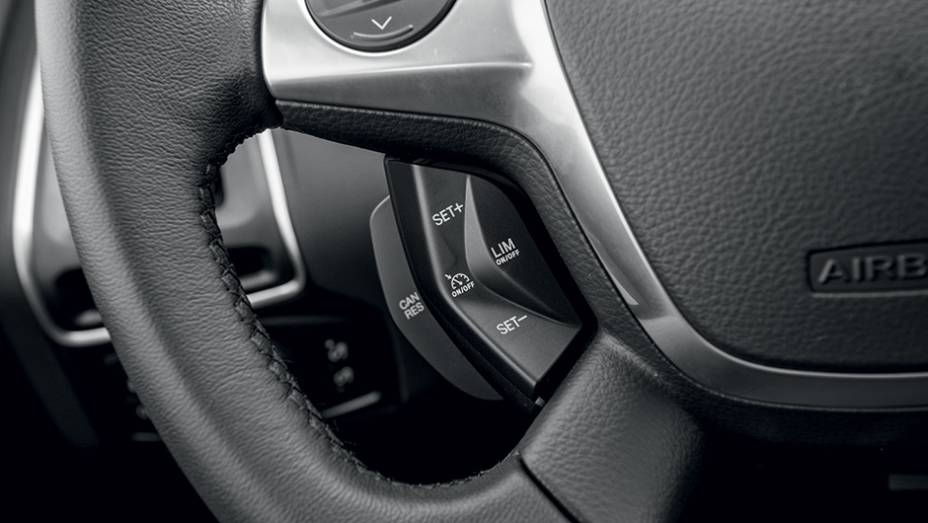 Bot&otilde;es para manter m&atilde;os no volante | <a href="https://gutenberg.quatrorodas.abril.com.br/carros/testes/ford-focus-sedan-759561.shtml" rel="migration">Leia mais</a>