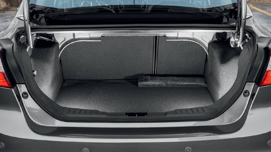 No porta-malas cabem 421 litros de bagagem | <a href="https://gutenberg.quatrorodas.abril.com.br/carros/testes/ford-focus-sedan-759561.shtml" rel="migration">Leia mais</a>