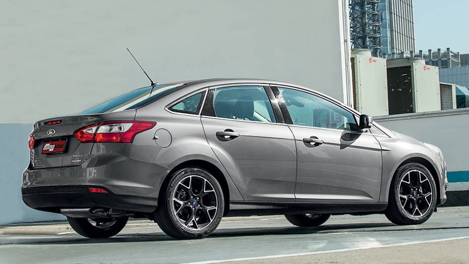 Linha de teto disfar&ccedil;a o porta-malas | <a href="https://gutenberg.quatrorodas.abril.com.br/carros/testes/ford-focus-sedan-759561.shtml" rel="migration">Leia mais</a>