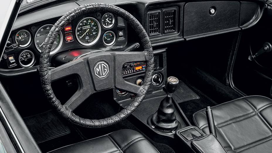 Quadro completo de instrumentos, típico dos ingleses | <a href="https://gutenberg.quatrorodas.abril.com.br/carros/classicos-grandescarros/mg-mgb-761210.shtml" rel="migration">Leia mais</a>
