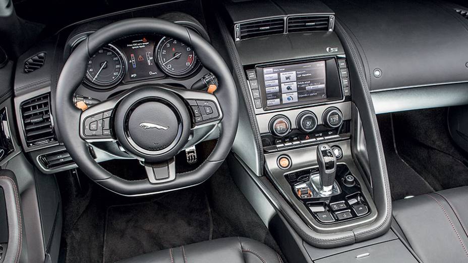 Cockpit tem comandos com acionamento fácil e intuitivo | <a href="https://gutenberg.quatrorodas.abril.com.br/carros/testes/jaguar-f-type-v8-s-760605.shtml" rel="migration">Leia mais</a>