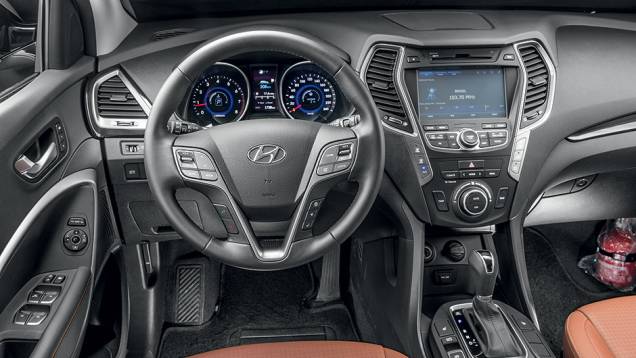 Interior caprichado é repleto de comandos. Há até um certo exagero de informações | <a href="https://gutenberg.quatrorodas.abril.com.br/carros/impressoes/hyundai-santa-fe-7-lugares-759289.shtml" rel="migration">Leia mais</a> Interior caprichado é repleto de comandos. Há até um certo exagero de informações | <a href="https://gutenberg.quatrorodas.abril.com.br/carros/impressoes/hyundai-santa-fe-7-lugares-759289.shtml" rel="migration">Leia mais</a>