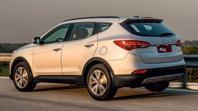 Cintura elevada e janelas pequenas na parte de trás prejudicam a visibilidade em manobras | <a href="https://gutenberg.quatrorodas.abril.com.br/carros/impressoes/hyundai-santa-fe-7-lugares-759289.shtml" rel="migration">Leia mais</a> Cintura elevada e janelas pequenas na parte de trás prejudicam a visibilidade em manobras | <a href="https://gutenberg.quatrorodas.abril.com.br/carros/impressoes/hyundai-santa-fe-7-lugares-759289.shtml" rel="migration">Leia mais</a>