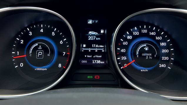 Quadro tem tela central de alta resolução | <a href="https://gutenberg.quatrorodas.abril.com.br/carros/impressoes/hyundai-santa-fe-7-lugares-759289.shtml" rel="migration">Leia mais</a> Quadro tem tela central de alta resolução | <a href="https://gutenberg.quatrorodas.abril.com.br/carros/impressoes/hyundai-santa-fe-7-lugares-759289.shtml" rel="migration">Leia mais</a>