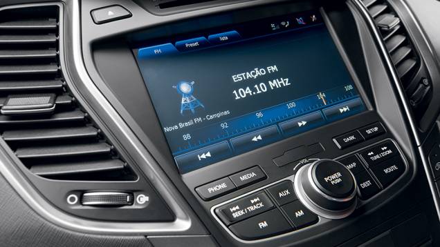 Central multimídia funciona como num smartphone | <a href="https://gutenberg.quatrorodas.abril.com.br/carros/impressoes/hyundai-santa-fe-7-lugares-759289.shtml" rel="migration">Leia mais</a> Central multimídia funciona como num smartphone | <a href="https://gutenberg.quatrorodas.abril.com.br/carros/impressoes/hyundai-santa-fe-7-lugares-759289.shtml" rel="migration">Leia mais</a>