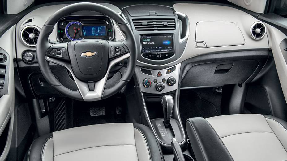 Cabine tem porta-objetos no painel, console central e portas | <a href="https://gutenberg.quatrorodas.abril.com.br/carros/testes/chevrolet-tracker-ltz-1-8-758669.shtml" rel="migration">Leia mais</a>