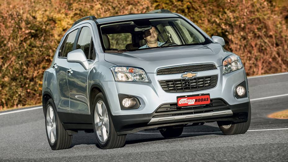 Design frontal respeita a identidade visual da GM | <a href="https://gutenberg.quatrorodas.abril.com.br/carros/testes/chevrolet-tracker-ltz-1-8-758669.shtml" rel="migration">Leia mais</a>