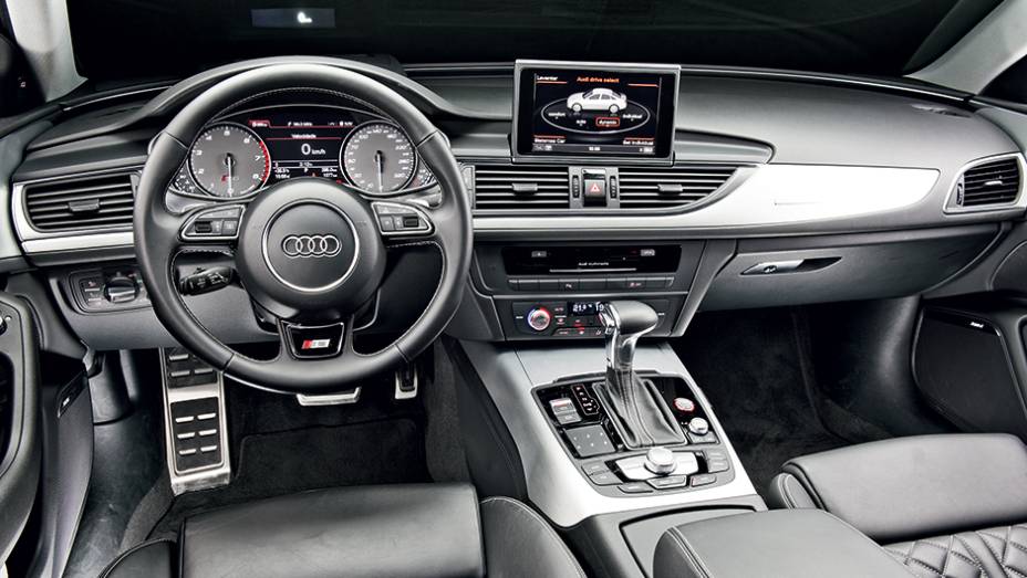 Comandos &agrave; m&atilde;o, central multim&iacute;dia intuitiva e acabamento agrad&aacute;vel ao toque | <a href="https://gutenberg.quatrorodas.abril.com.br/carros/impressoes/audi-s6-762842.shtml" rel="migration">Leia mais</a>