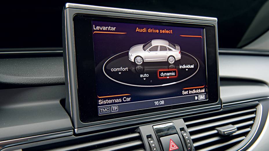 Com o carro desligado, tela &eacute; recolhida | <a href="https://gutenberg.quatrorodas.abril.com.br/carros/impressoes/audi-s6-762842.shtml" rel="migration">Leia mais</a>