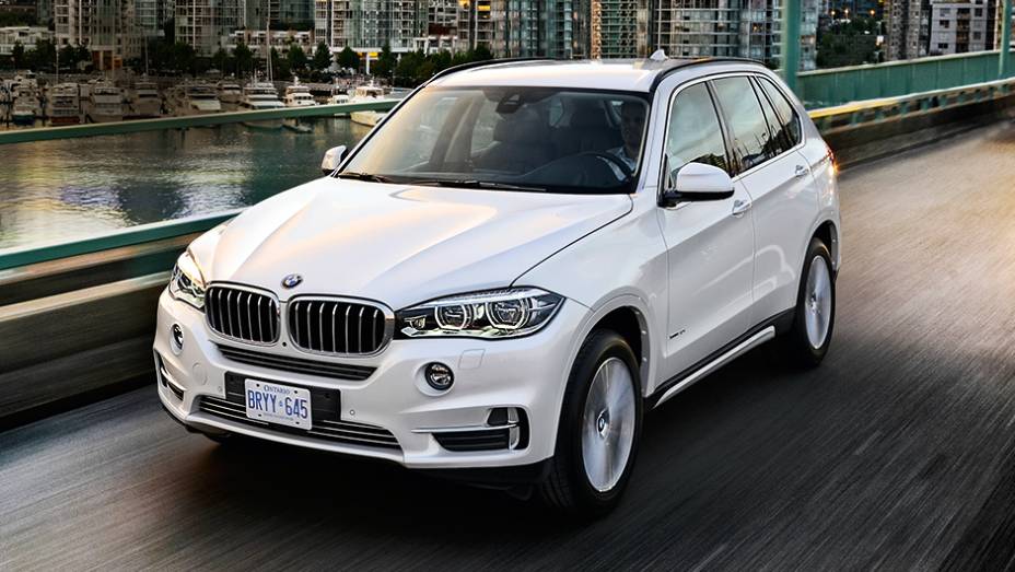 Far&oacute;is mais alongados e colados &agrave; grade, como nos S&eacute;rie 3 | <a href="https://gutenberg.quatrorodas.abril.com.br/carros/impressoes/bmw-x5-764008.shtml" rel="migration">Leia mais</a>