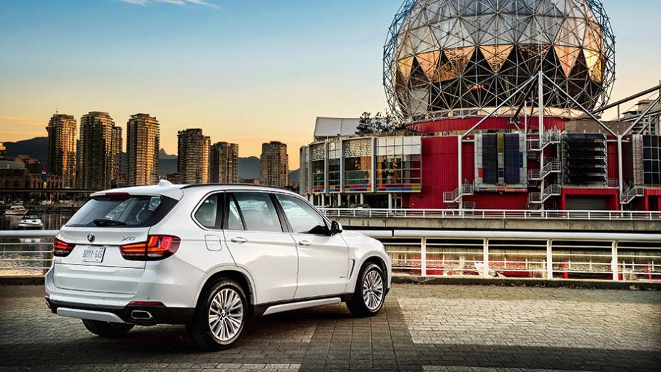 Novo vinco lateral ascendente reforça a ideia de movimento | <a href="https://gutenberg.quatrorodas.abril.com.br/carros/impressoes/bmw-x5-764008.shtml" rel="migration">Leia mais</a>