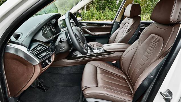 Regulagem elétrica do banco com memória de série | <a href="https://gutenberg.quatrorodas.abril.com.br/carros/impressoes/bmw-x5-764008.shtml" rel="migration">Leia mais</a> Regulagem elétrica do banco com memória de série | <a href="https://gutenberg.quatrorodas.abril.com.br/carros/impressoes/bmw-x5-764008.shtml" rel="migration">Leia mais</a>