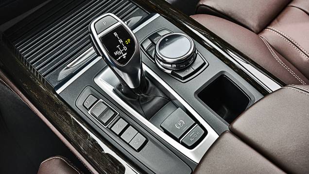 Câmbio automático de oito marchas e tração 4x4 | <a href="https://gutenberg.quatrorodas.abril.com.br/carros/impressoes/bmw-x5-764008.shtml" rel="migration">Leia mais</a> Câmbio automático de oito marchas e tração 4x4 | <a href="https://gutenberg.quatrorodas.abril.com.br/carros/impressoes/bmw-x5-764008.shtml" rel="migration">Leia mais</a>
