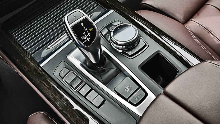 C&acirc;mbio autom&aacute;tico de oito marchas e tra&ccedil;&atilde;o 4x4 | <a href="https://gutenberg.quatrorodas.abril.com.br/carros/impressoes/bmw-x5-764008.shtml" rel="migration">Leia mais</a>