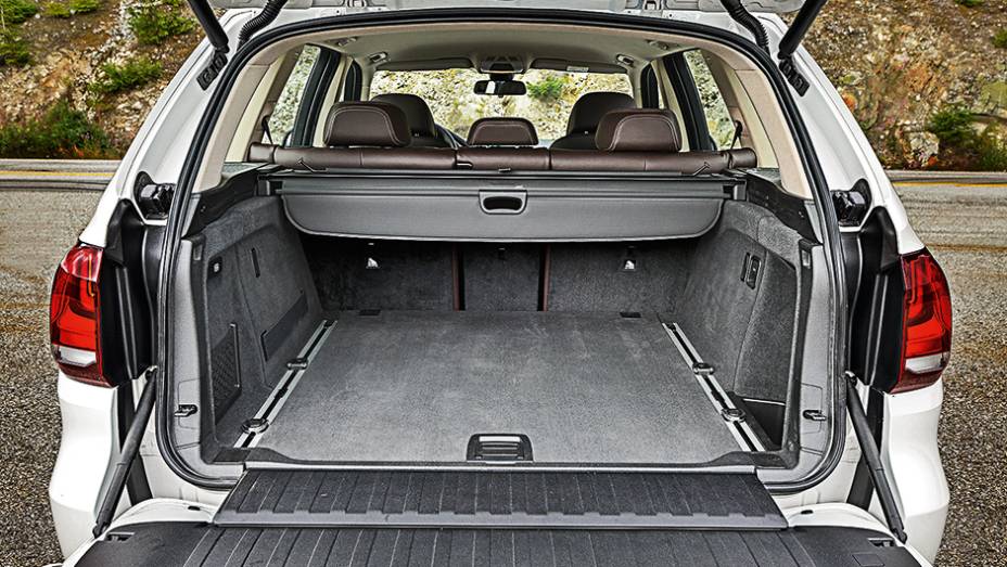 Tampa traseira &eacute; bipartida e abre e fecha eletricamente | <a href="https://gutenberg.quatrorodas.abril.com.br/carros/impressoes/bmw-x5-764008.shtml" rel="migration">Leia mais</a>