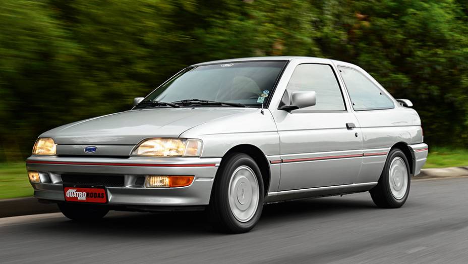 Os célebres faróis auxiliares redondos sumiram na mudança de 1992 | <a href="https://gutenberg.quatrorodas.abril.com.br/carros/classicos-brasileiros/ford-escort-xr3-763284.shtml" rel="migration">Leia mais</a>